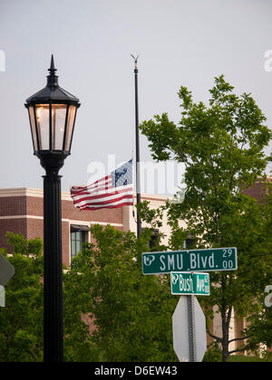 An der Kreuzung von Bush Avenue und SMU Avenue an der Southern Methodist University Campus fliegt eine amerikanische Flagge außerhalb der George W Bush Presidential Library in Hälfte Masse nach der Boston-Marathon-Bombardierung. Bibliothek wird am Ende des Monats gewidmet sein Stockfoto