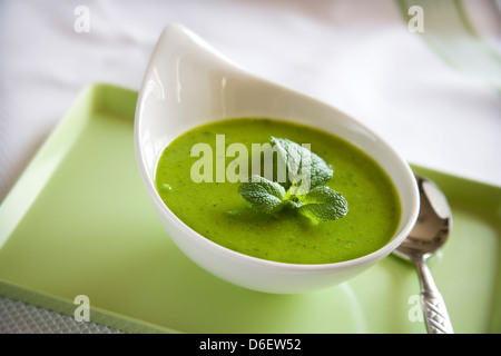 Spargel und Erbsensuppe Stockfoto