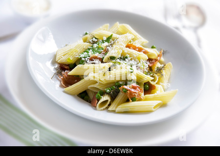 Penne mit Parmaschinken, petit Pois, Fenchel und Pecorino-Käse Stockfoto