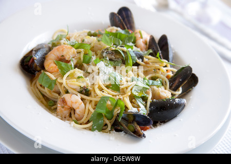 Gekochte Spaghetti, Muscheln, Garnelen und Stücke von Fischfilet Stockfoto