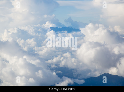 Die schroffen Gipfeln des Gipfels der fernen Gunung Kinabalu durchschieben cloud Sabah Borneo Stockfoto