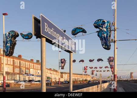 Die Burlington Road West Straßenbahn auf South Shore in Blackpool. Eine Terrasse von traditionellen Blackpool Hotels direkt am Meer im Hintergrund. Stockfoto