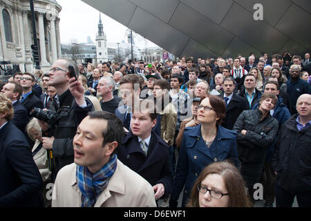 Beerdigung des ehemaligen Ministerpräsidenten Baronin Margaret Thatcher. Mitglieder der Öffentlichkeit blicken auf Hunderten. London, UK. Stockfoto