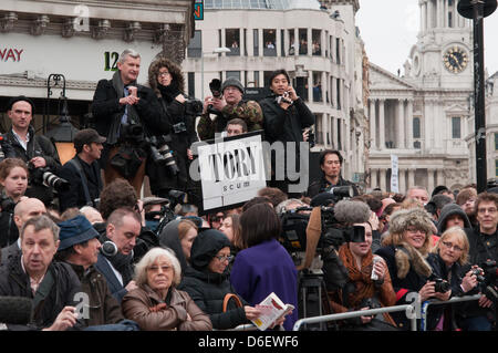 London, England UK 17.04.2013. Die Pressemappe vermischt sich mit Demonstranten warten auf die Lafette mit Thatchers Sarg auf Ludgate Circus.  Demonstranten drehte ihren Rücken, als der Sarg näherte und "Geldverschwendung" auf die militärische Prozession skandierten. Stockfoto