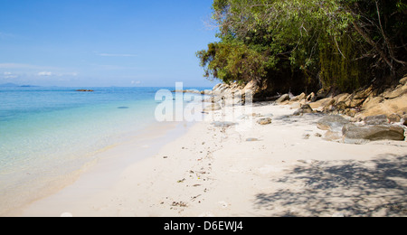 Einsamen tropischen Strand und blaues Meer auf der kleinen Insel Mamutik vor Kota Kinabalu malaysischen Borneo Stockfoto