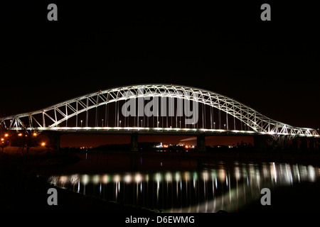 Runcorn oder Silver Jubilee Brücke über Fluss Mersey und Manchester Ship Canal, Runcorn, Cheshire, England nachts beleuchtet Stockfoto