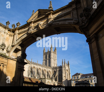 Bath Abbey gesehen durch York Street Bogen hinter die Roman Baths Stockfoto