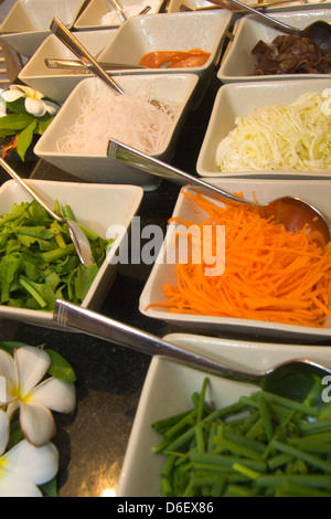 Zutaten ausgebreitet vor einem Thai Kochkurs Stockfoto