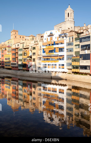 Blick auf den Dom und bunten Häusern am Ufer des Fluss Onyar, Girona, Spanien Stockfoto