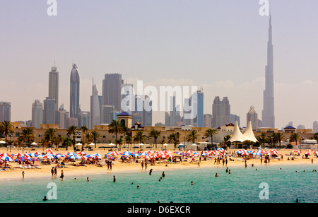 Skyline von Dubai über Jumeirah, öffentlichen Strand mit Burj Al Khalifa im Hintergrund, Dubai, Vereinigte Arabische Emirate Stockfoto