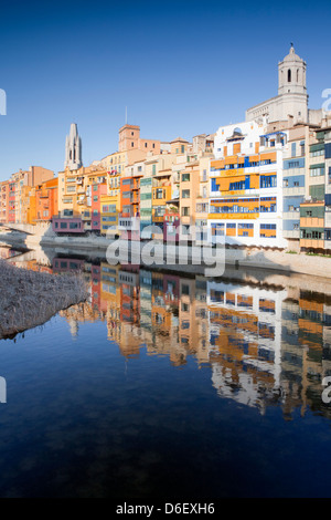 Blick auf den Dom und bunten Häusern am Ufer des Fluss Onyar, Girona, Spanien Stockfoto