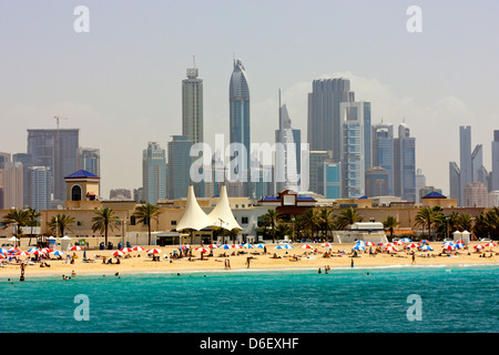 Skyline von Dubai über dem öffentlichen Strand von Jumeirah, Dubai, Vereinigte Arabische Emirate Stockfoto