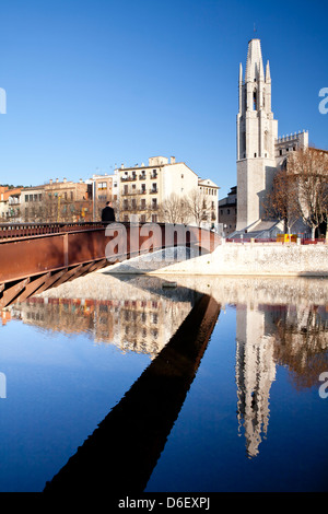 Blick auf die Kirche von Sant Feliu und bunten Häusern am Ufer des Fluss Onyar, Girona, Spanien Stockfoto