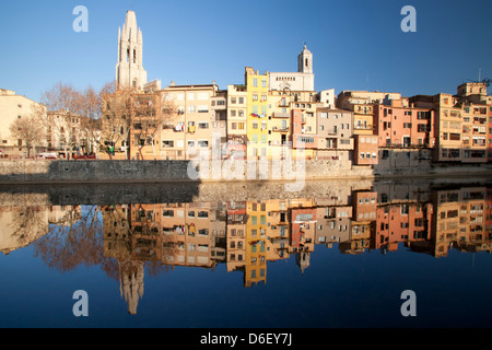 Blick auf die Kirche von Sant Feliu und bunten Häusern am Ufer des Fluss Onyar, Girona, Spanien Stockfoto