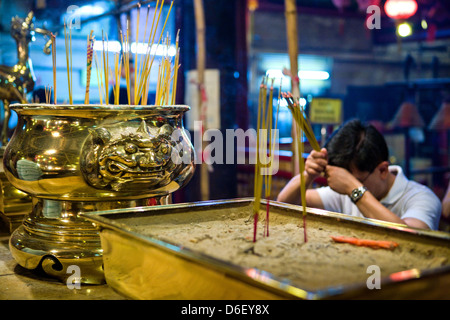 Hong Kong, Gläubigen in den Man Mo Tempel in der Nähe von Hollywood road Stockfoto