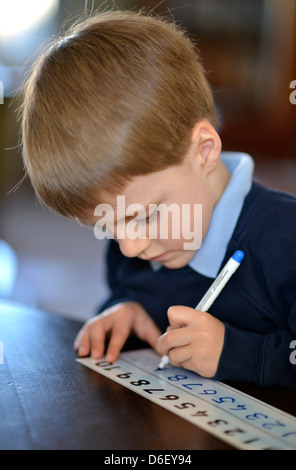 Fünf Jahre alten Schüler lernen, wie man Zahlen zu schreiben. Stockfoto