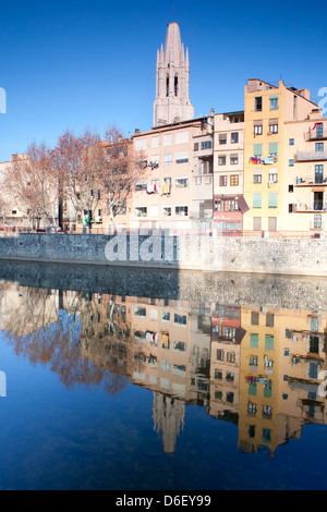 Blick auf die Kirche von Sant Feliu und bunten Häusern am Ufer des Fluss Onyar, Girona, Spanien Stockfoto