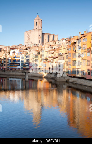 Blick auf den Dom und bunten Häusern am Ufer des Fluss Onyar, Girona, Spanien Stockfoto