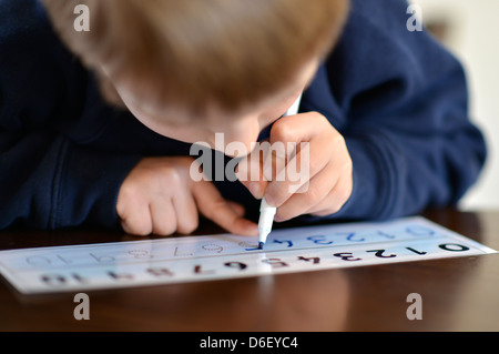 Fünf Jahre alten Schüler lernen, wie man Zahlen zu schreiben. Stockfoto