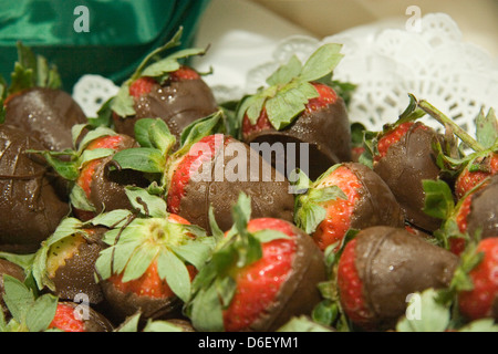 Schokolade überzogene Erdbeeren auf Mitternacht Dessertbuffet einer Kreuzfahrt Schiff Stockfoto