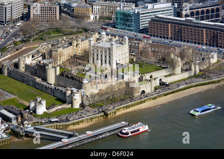 Vogelperspektive auf den historischen berühmten Tower of London und den White Tower neben Booten und Pier auf der Themse im Tower Hamlets London England Stockfoto