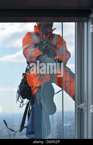 Menschen, die an Seilen an der Außenseite eines Londoner Hochhauses Aufbau, Durchführung von Wartungsarbeiten, Verglasung aufgehängt Stockfoto