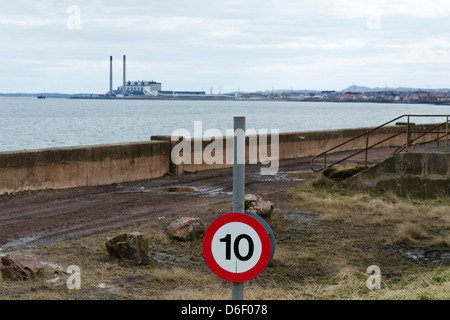 Blick nach Osten in Richtung Cockenzie Power Station in East Lothian, Schottland. Stockfoto