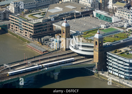 Dachgarten über Cannon Street Bahnhof mit Zug auf der Brücke über die Themse Stockfoto