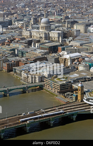 Cannon Street Railway Bridge und Station Ansatz mit St. Pauls Kathedrale dominiert der Londoner Landschaft Stockfoto