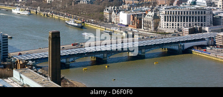 Antenne urbane Landschaft Blackfriars Railway Bridge Station Dach mit Solarzellen photovoltiac Blackfriars Road Bridge Themse London England Großbritannien Stockfoto