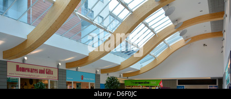 Holzbalken in der Shopping Mall als Teil eines geschwungenen Dach Struktur, die Verglasung Brentwood Essex England England Stockfoto