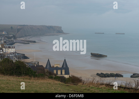 Allgemeine Ansicht über die Bucht von Arromanches-les-Bains, Calvados, Normandie, Frankreich. Oder war Mulberry Hafen für die Landung gebaut. WWWII Stockfoto