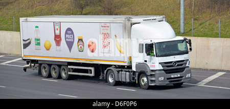 Tesco Supermarkt Lieferung LKW und Anhänger mit Lebensmitteln im Zusammenhang mit Werbung Stockfoto