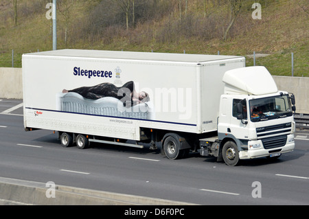 Sattelschlepper und Anhänger mit Grafik-Werbung für Sleepeezee Betten Zu den Geschäften gehört der Royal Warrant für seine Königliche Hoheit, den Prinzen von Wales In England Stockfoto