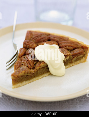 Scheibe der Pekannuss-Torte mit Sahne Stockfoto