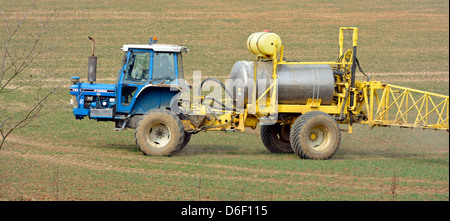 Landwirt fahren Traktor Abschleppen spezialisierte Landwirtschaft Ernte Spritzgeräte Anwendung von Flüssigdünger auf Ackerland Feld Essex England UK Stockfoto