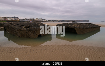 Ruinen der Maulbeere Hafen, vorübergehende künstliche Hafen, Strand von Arromanches-les-Bains, Strand, Calvados, Normandie, Frankreich. Im zweiten Weltkrieg. Stockfoto