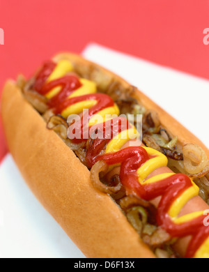 Hot Dog mit Ketchup, Senf und Zwiebeln Stockfoto