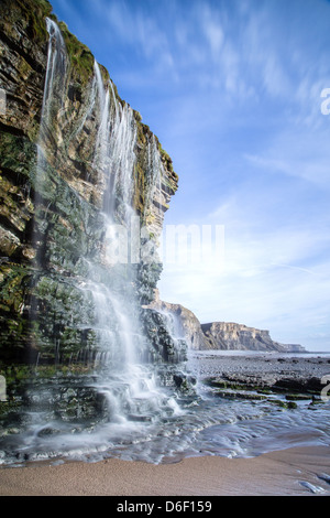 CWM Mawr Wasserfall Blick auf Nash Punkt auf den Jurassic Glamorgan Heritage Coast in der Nähe von Llantwit großen In South Wales Stockfoto