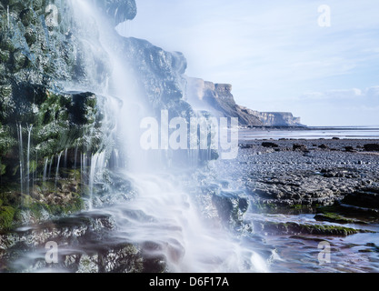 CWM Mawr Wasserfall Blick auf Nash Punkt auf den Jurassic Glamorgan Heritage Coast in der Nähe von Llantwit großen In South Wales Stockfoto