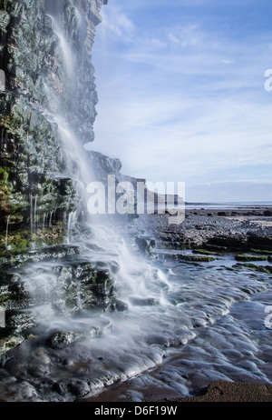 CWM Mawr Wasserfall Blick auf Nash Punkt auf den Jurassic Glamorgan Heritage Coast in der Nähe von Llantwit großen In South Wales Stockfoto