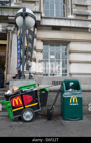 McDonald's Keten Müllwagen und gesponserte bin außerhalb Restaurants in London England Stockfoto