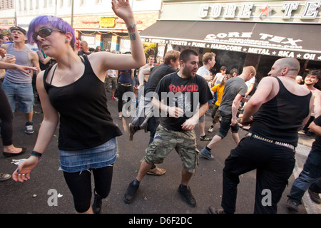 Berlin, Deutschland, Punks tanzen auf dem MyFest in Kreuzberg Stockfoto