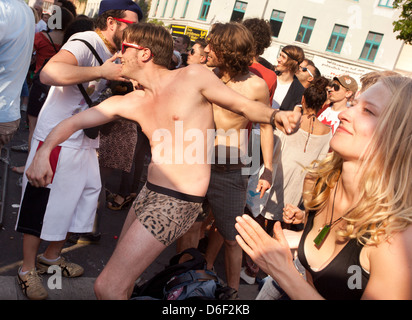 Berlin, Deutschland, Besucher tanzen auf dem MyFest in Kreuzberg Stockfoto