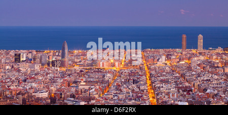 Blick auf die Stadt Barcelona in der Abenddämmerung, Spanien Stockfoto
