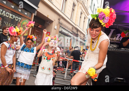 Berlin, Deutschland, Besucher tanzen auf dem MyFest in Kreuzberg Stockfoto