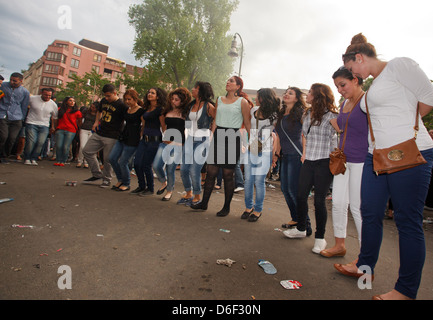 Berlin, Deutschland, Besucher tanzen auf dem MyFest in Kreuzberg Stockfoto