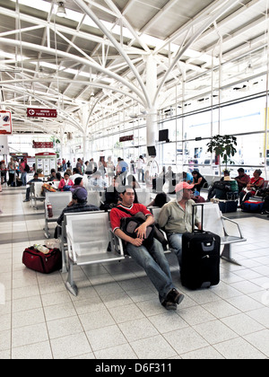 Passagiere warten in hoch moderne Interieur des erstklassigen Langstrecken Bus terminal Wartezimmer Oaxaca Mexico Stockfoto