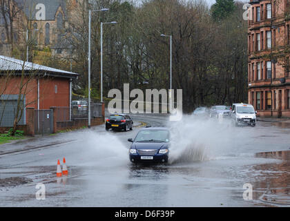 Glasgow, Vereinigtes Königreich. 17. April 2013. Eine Bande von Starkregen hielt im Laufe des Tages im Westen von Schottland verursacht schwierige Fahrbedingungen wie hier auf Thornliebank Straße in der Southside von Glasgow. Bildnachweis: Douglas Carr/Alamy Live-Nachrichten Stockfoto