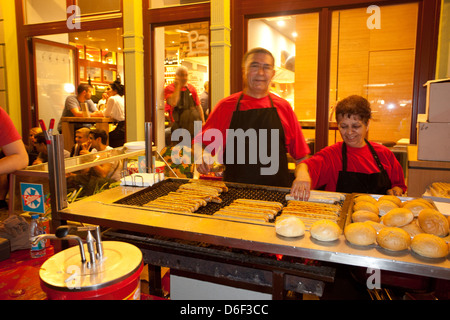 Berlin, Deutschland, macht ein Restaurant MyFest Verkauf auf der Straße in Kreuzberg Stockfoto